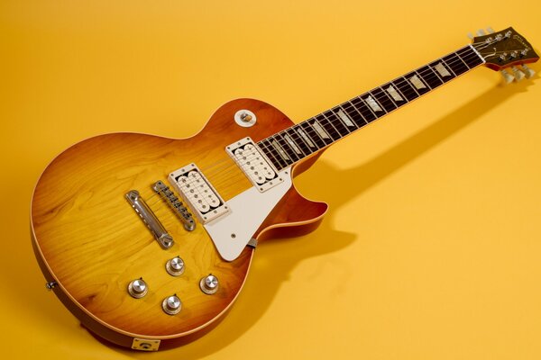 Guitarra Gibson 1960 sobre fondo amarillo