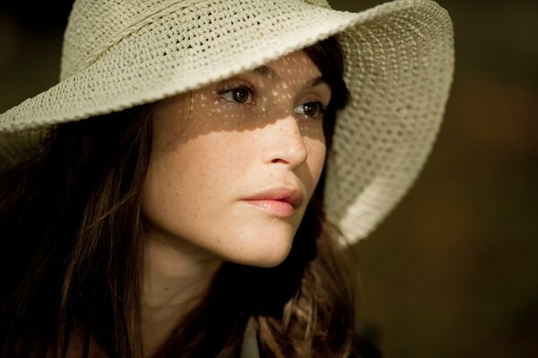 Elegante chica con sombrero blanco