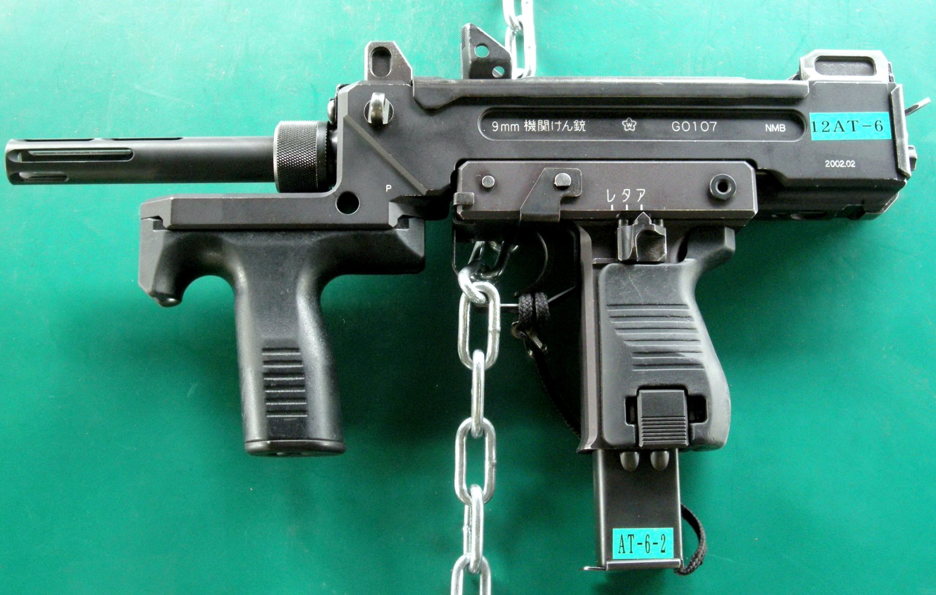 compacto ametralladora japonés arma minebea ls-9 9 mm japón ametralladora pistola 機関拳銃 kyumiri kikan kenjū longitud 399mm peso 8kg cargador munición 9x19 mm tempo disparo disparos minuto inicial velocidad balas 1100m.s y