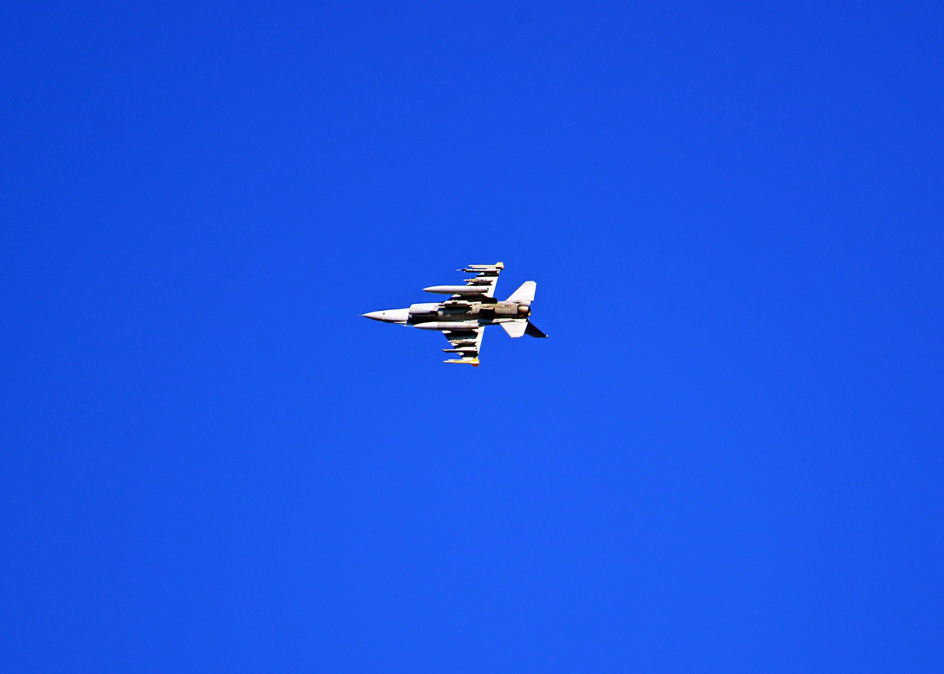 cielo avión f-16 fighting falcon americano multifuncional caza ligero de cuarta generación