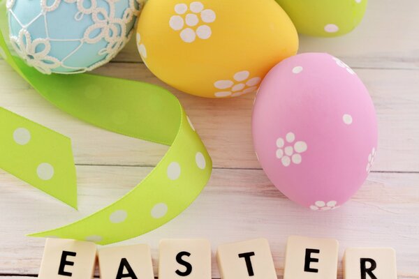 Tarjeta de Pascua con huevos pintados y cinta