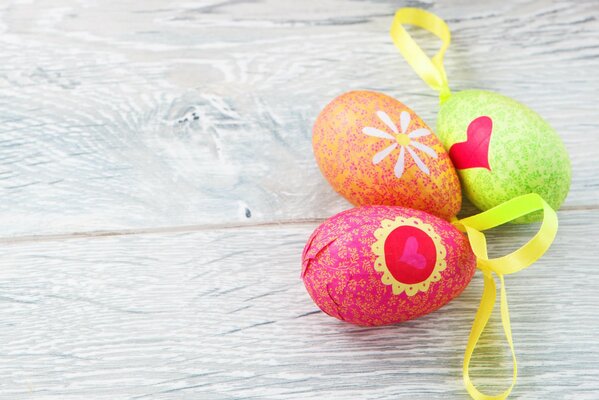 Tres huevos de Pascua sobre un fondo gris