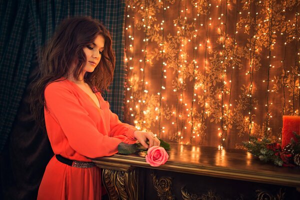 Chica con vestido rojo en guirnaldas