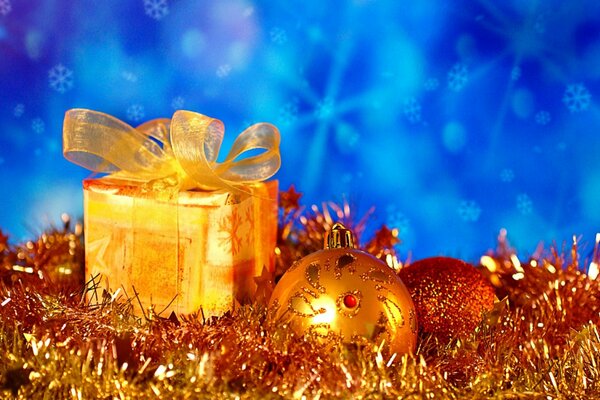 Regalo amarillo brillante y decoraciones de Navidad