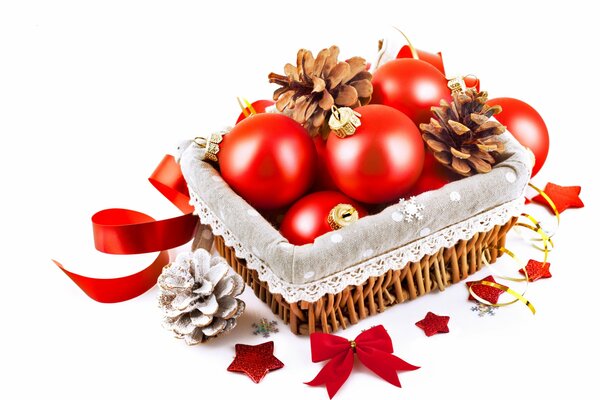 Bolas rojas de Navidad con conos
