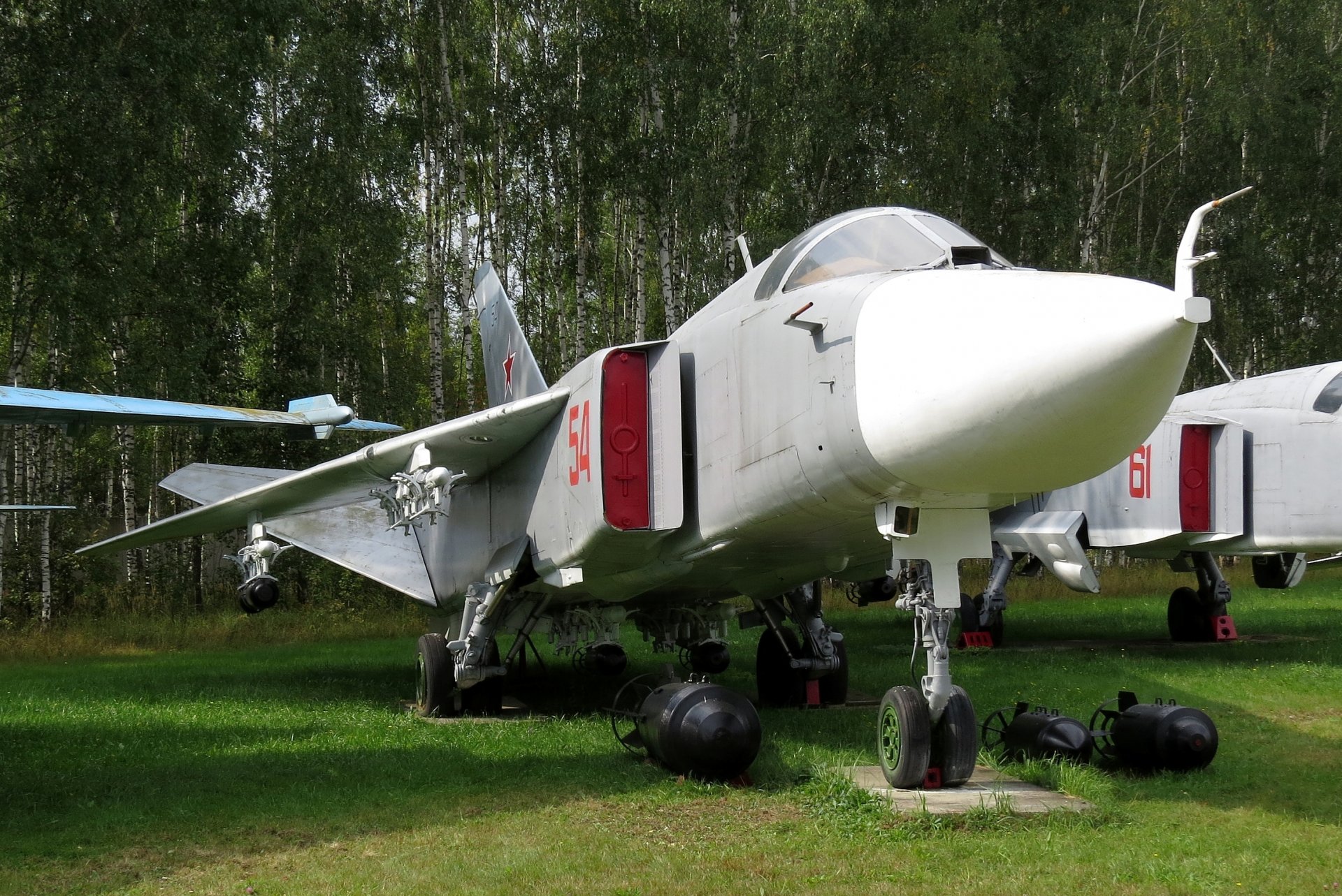 su-24 t-6 fencer espadachín soviético / ruso de primera línea bombardero con ala de barrido variable museo central de la fuerza aérea monino rusia