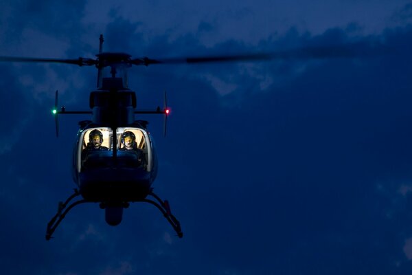 Dos pasajeros en la cabina del helicóptero