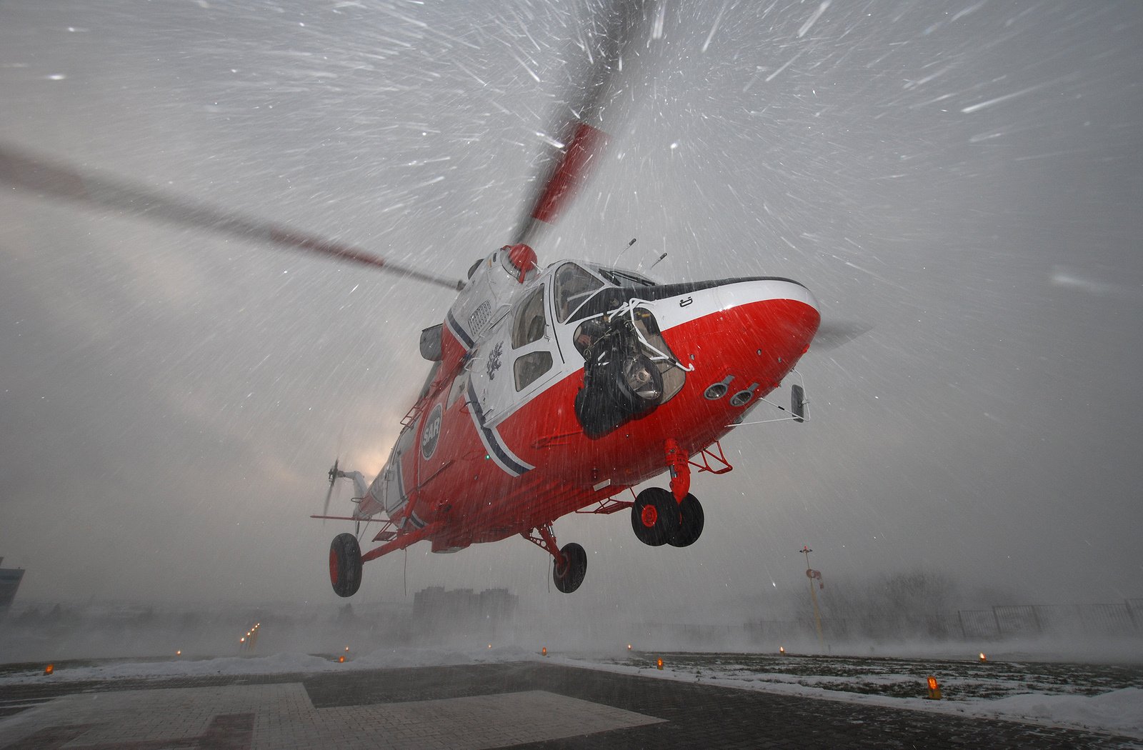 helicóptero despegue nieve