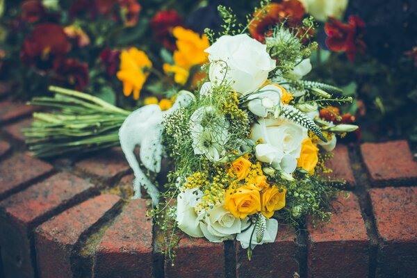 Ramo de novia en blanco amarillo