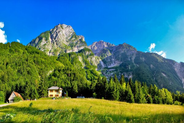 Casas en las montañas. Naturaleza De Italia