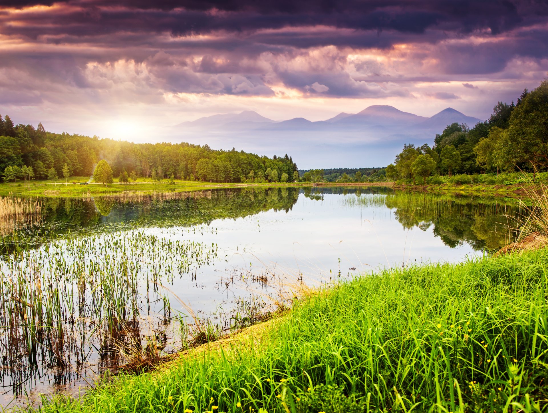naturaleza paisaje lago agua hierba árboles vegetación montañas cielo puesta de sol nubes