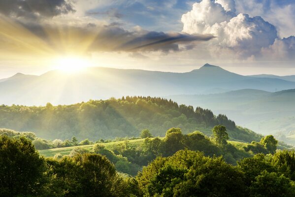 Amanecer sobre las verdes colinas