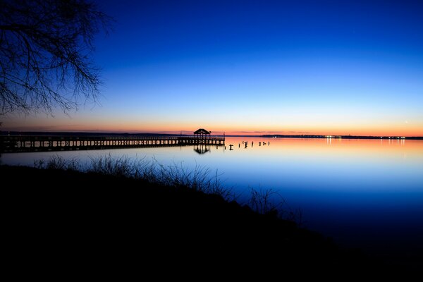 Muelle en Virginia en medio de la calma en los rayos del atardecer