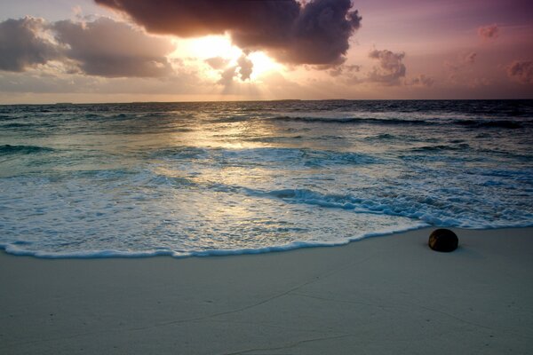 Playa al atardecer con nubes