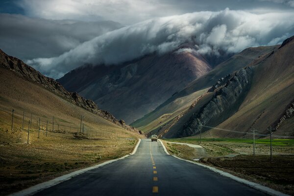 Montañas tibetanas en el camino bajo las nubes