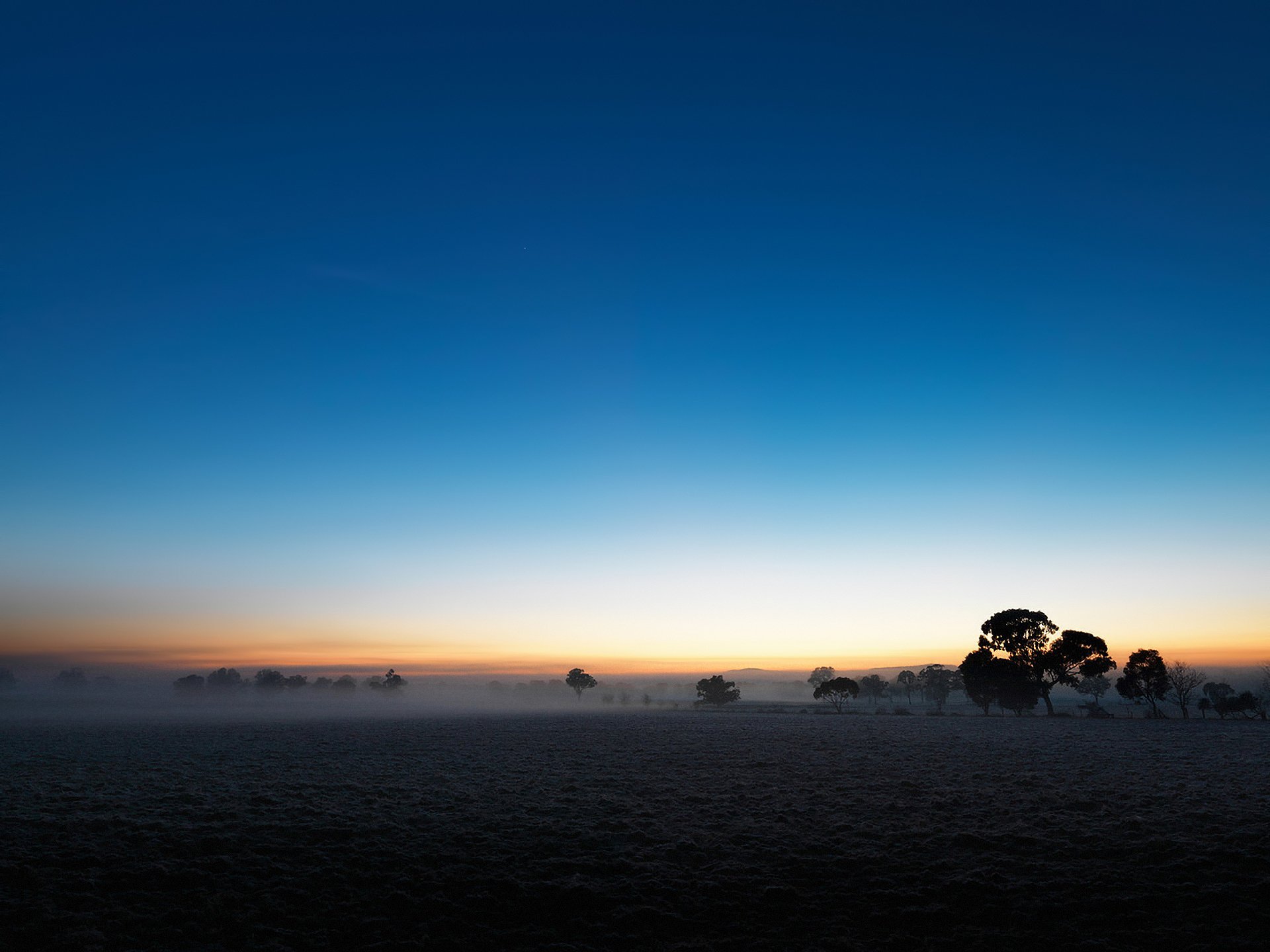 campo llano cielo crepúsculo niebla