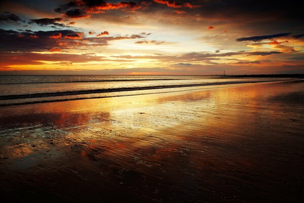 Puesta de sol en la orilla del mar