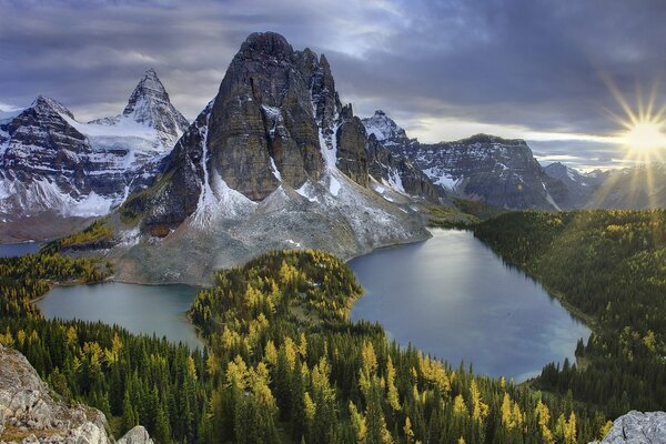 El camino pasa por el bosque y las montañas