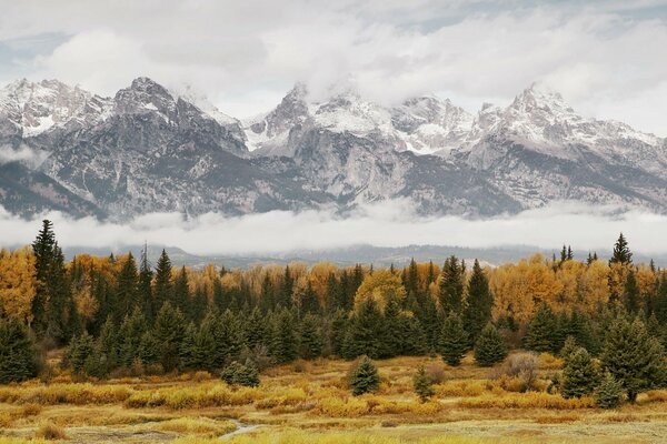 Paisaje otoñal de montañas blancas como la nieve