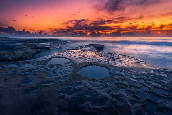 Playa rocosa al atardecer