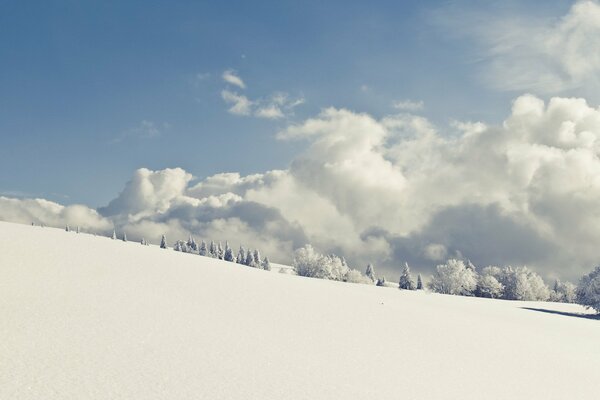 Carretera de nieve cubierta de nieve