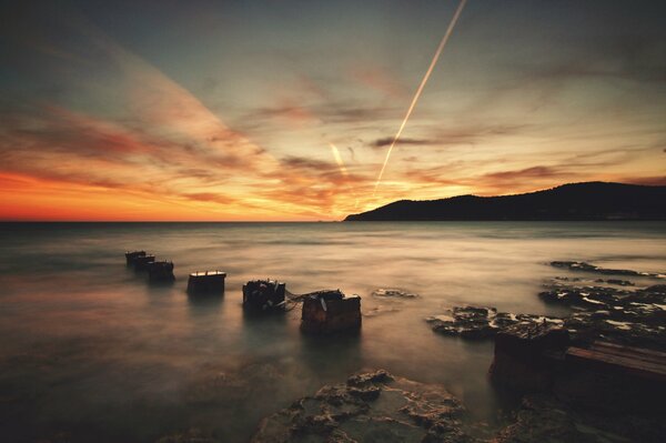 Costa rocosa de Ibiza bajo el sol Poniente