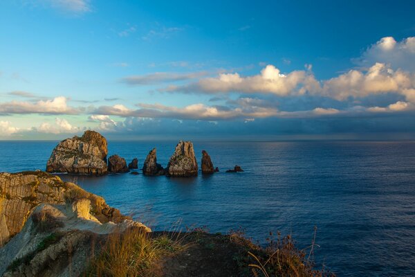 Belleza de la naturaleza. Paisaje con mar y rocas