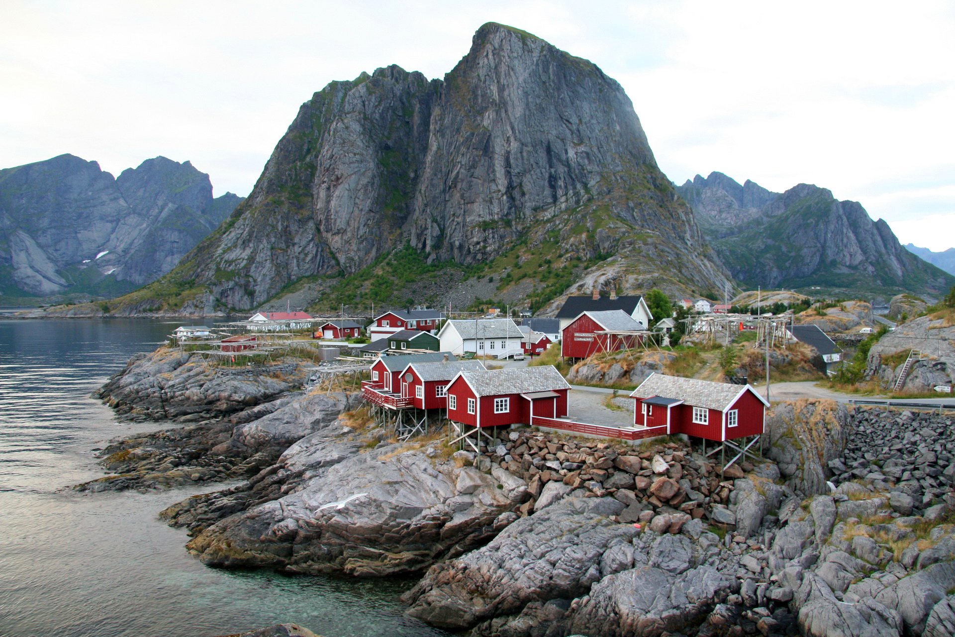 moskenes noruega bahía rocas piedras cielo montaña casas