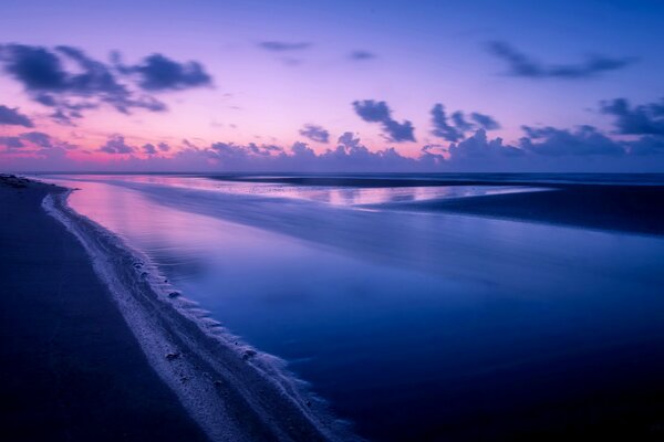 Paisaje nocturno sobre el mar