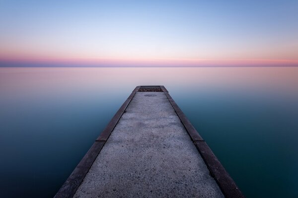 Hermoso lago. Noche de Canadá. Cielo horizontal