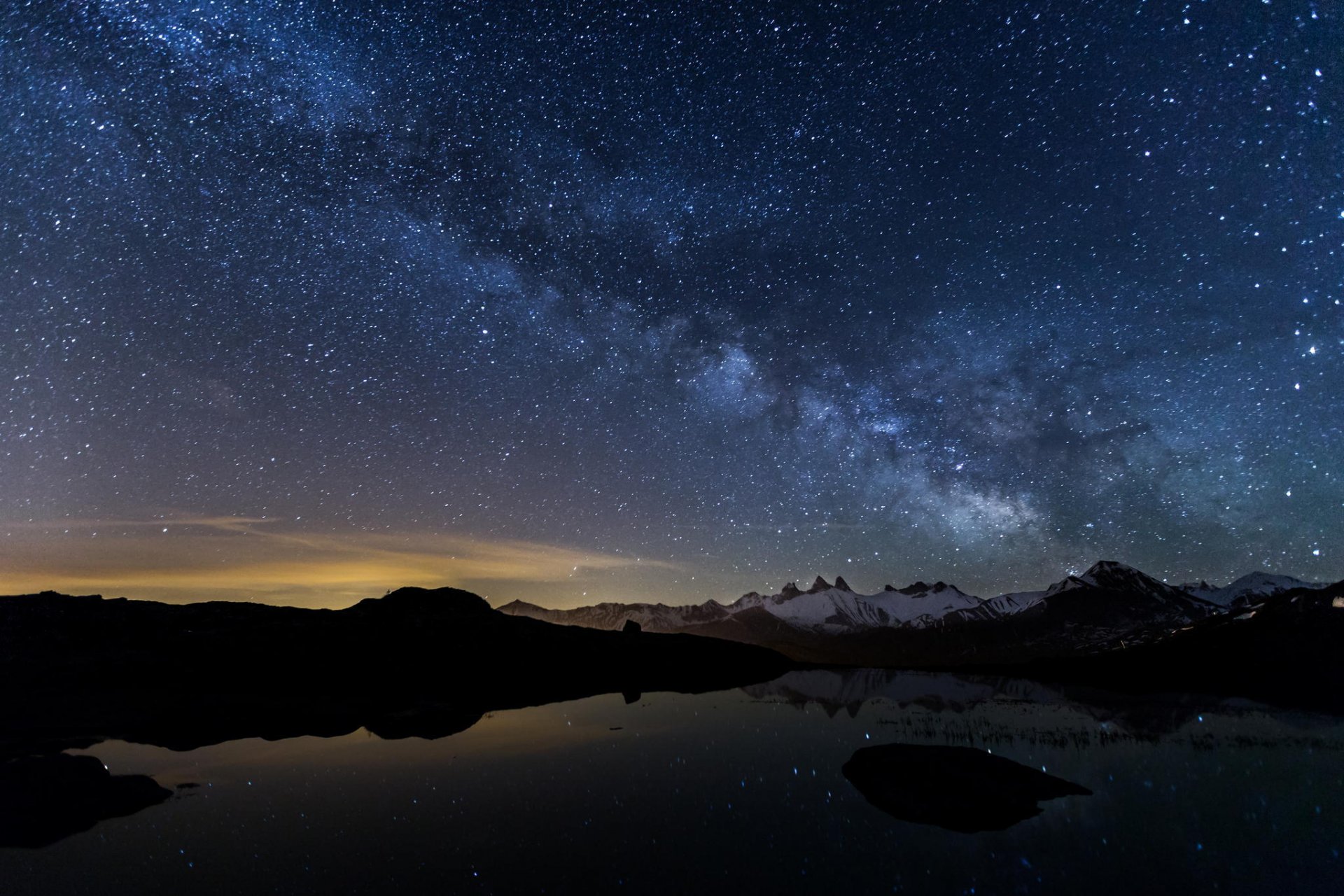 paisaje lago montañas nieve noche cielo vía láctea estrellas