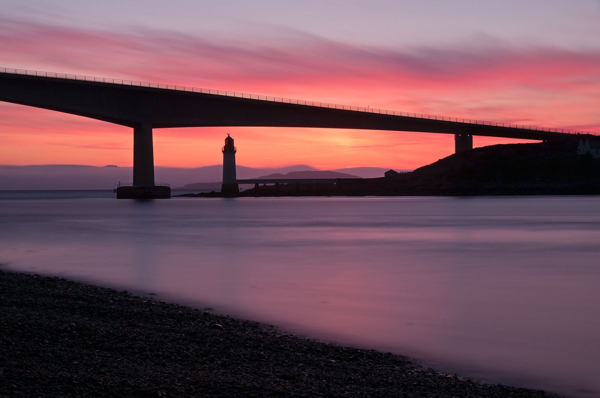 reino unido escocia faro costa calma mar puente tarde puesta del sol