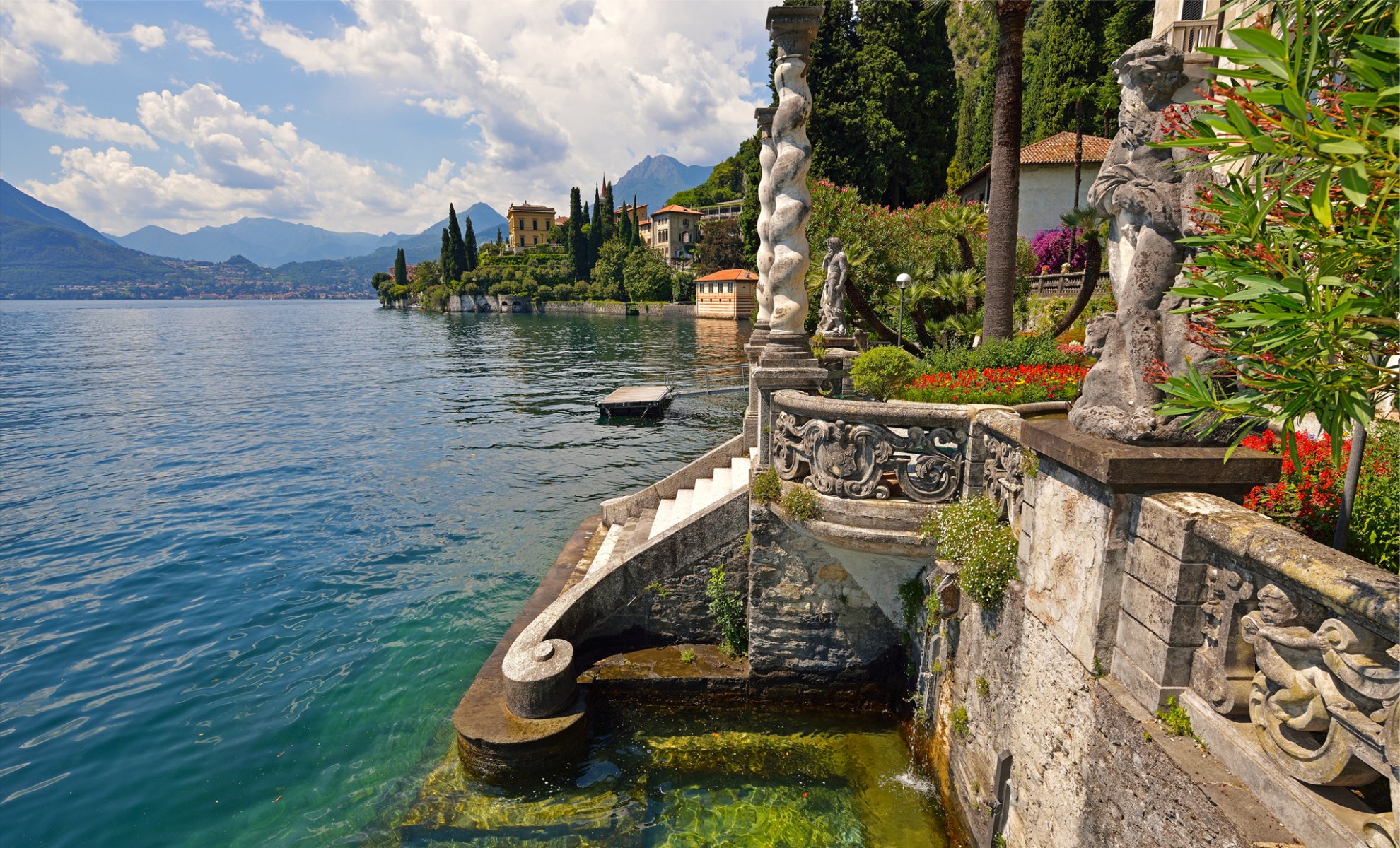 varenna villa monasterio italia lago montañas flores casas villa estatua escalones