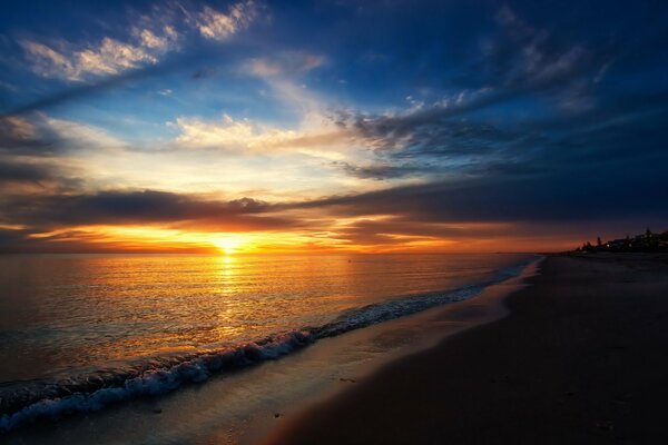 Increíble puesta de sol junto al mar