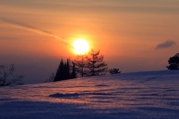 Vista de la puesta de sol de invierno en las montañas