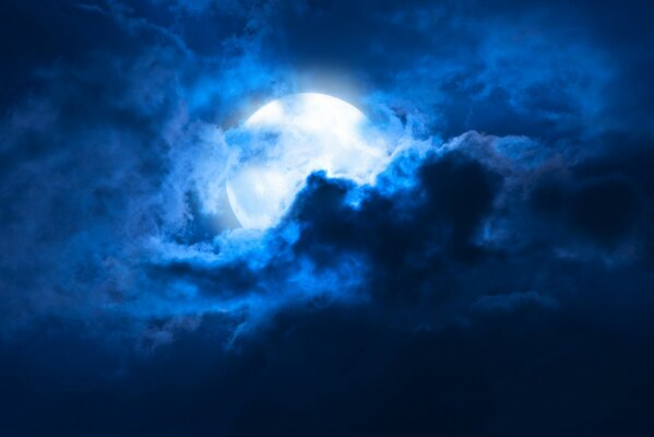Luz de Luna en las nubes por la noche