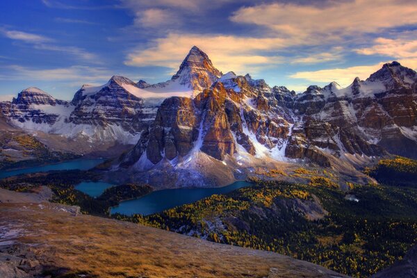 Lagos canadienses en bosques de montaña