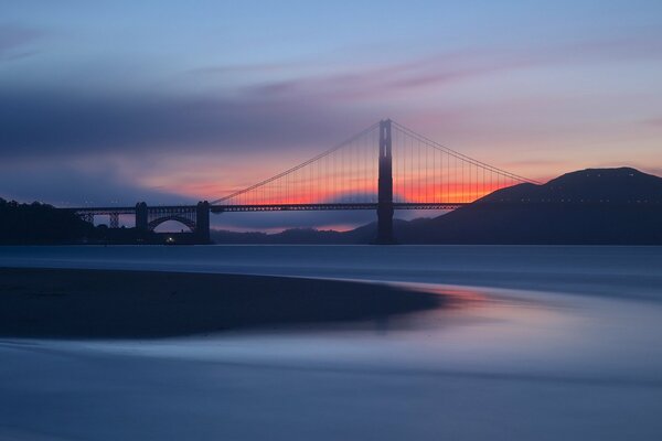 Atardecer naranja por la noche en el puente Golden Gate de San Francisco 